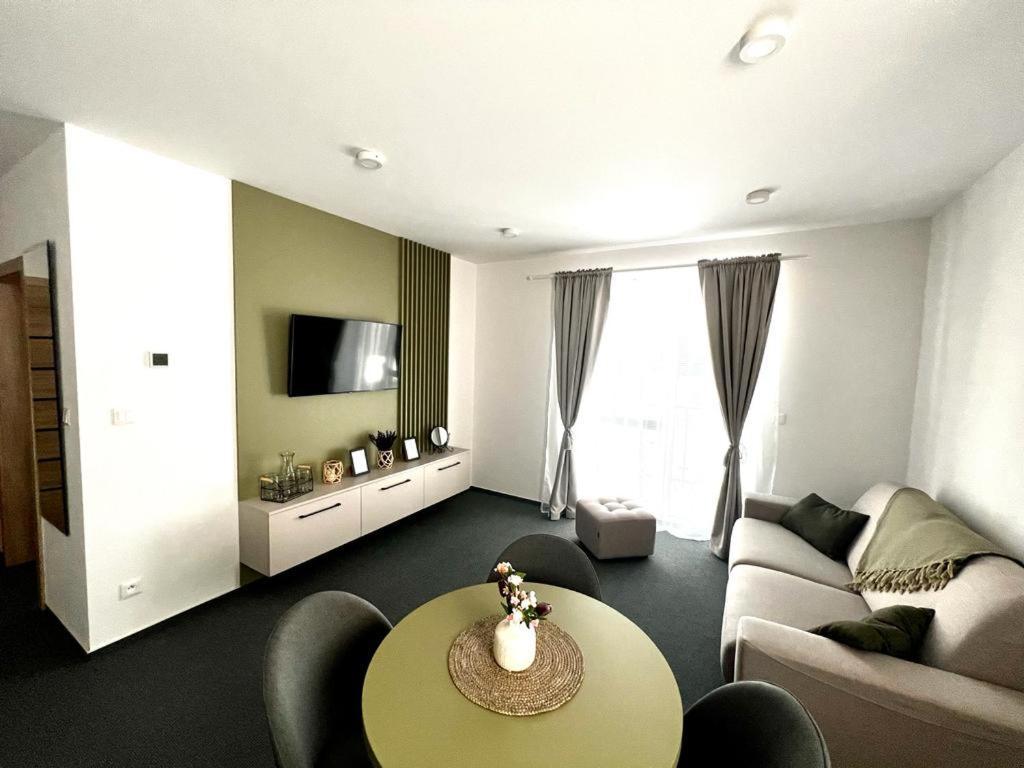Urban Green Apartment Liptovsky Mikulas Bagian luar foto